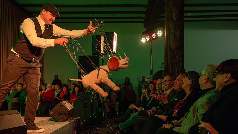 Der Schweinfurter Kulturpackt begeisterte mit einer großartigen Gala in der Schweinfurter Rathausdiele.&nbsp;Hakam Arisoy und seine Marionetten bezogen auch das Publikum mit ein.