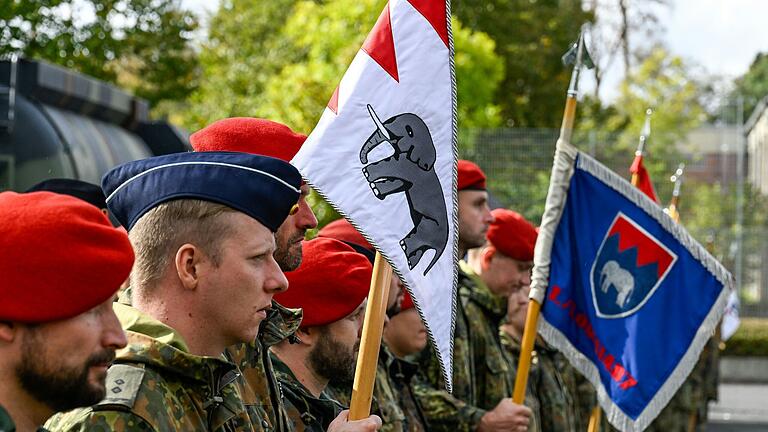 Vier Logistikbataillone wurden mit einem feierlichen Appell dem Logistikregiment 4 in Volkach unterstellt. Vier Logistikbataillone wurden mit einem feierlichen Appell dem Logistikregiment 4 in Volkach unterstellt.