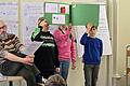 Ein Märchen entsteht: Kreativtherapeut Alexander Jansen mit Kindern der Klasse 5 des Vinzentinums.
