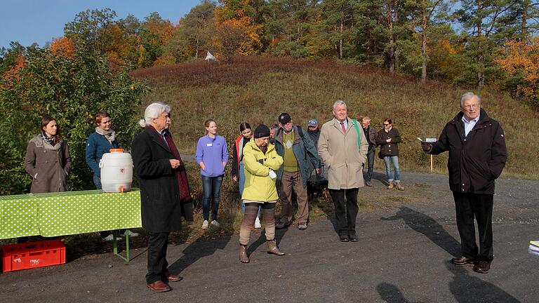 Da Ebern mit der Bewerbung um das Naturparkzentrum keinen Erfolg hatte, will man sich um ein Biodiversitätszentrum oder ähnliches bemühen. Mit dem Institut für Biodiversitätsinformationen Ifbi unter Klaus Mandery (vorne links), dessen Arbeit auf dem ehemaligen Standortübungplatz als UN-Dekade-Projekt ausgezeichnet wurde, besitzt man einen Anknüpfungspunkt.