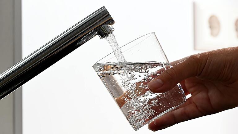 Das Trinkwasser aus dem öffentlichen Leitungsnetz wird vielerorts in Unterfranken teurer. Das Trinkwasser aus dem öffentlichen Leitungsnetz wird vielerorts in Unterfranken teurer.