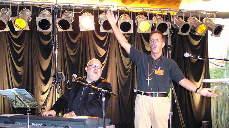 Auch als begnadeter Sänger prägte Fritz Schroth das Missio-Camp. Hier wurde er von Ozeanpianist Waldemar Grab begleitet. Fotos: Archiv MarionEckert - Auch als begnadeter Sänger prägte Fritz Schroth das Missio-Camp. Hier wurde er von Ozeanpianist Waldemar Grab begleitet. Fotos: Archiv MarionEckert Auch als begnadeter Sänger prägte Fritz Schroth das Missio-Camp. Hier wurde er von Ozeanpianist Waldemar Grab begleitet. Fotos: Archiv MarionEckert - Auch als begnadeter Sänger prägte Fritz Schroth das Missio-Camp. Hier wurde er von Ozeanpianist Waldemar Grab begleitet. Fotos: Archiv MarionEckert