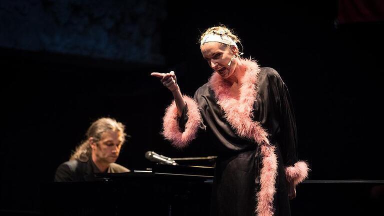 Die stimmenvirtuose Kabarettistin Annette Postel mit dem Jazzpianisten Klaus Webel beim Auftritt in der Kelterhalle im Bürgerspital.