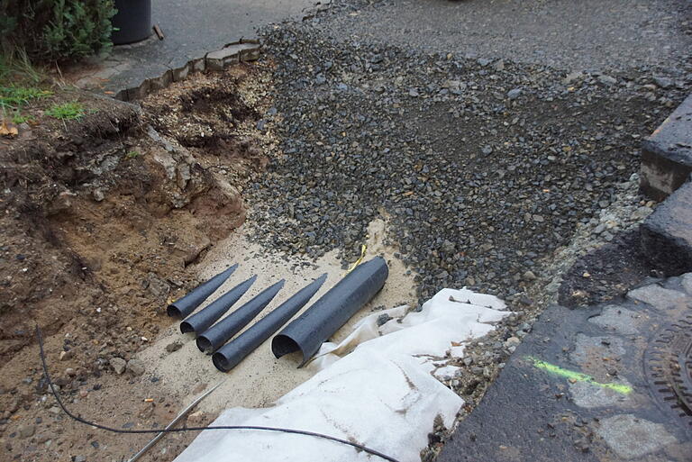 Im Gehweg in Dippach sind jetzt auch Leerrohre für künftige Infrastrukturmaßnahmen vorhanden. Im Gehweg in Dippach sind jetzt auch Leerrohre für künftige Infrastrukturmaßnahmen vorhanden.