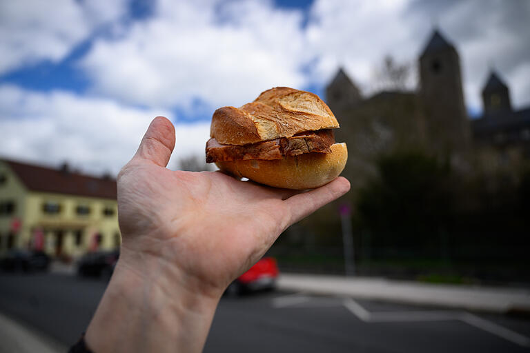 Längst kein Geheimtipp mehr: In der Klostermetzgerei und Klosterbäckerei der Abtei Münsterschwarzach kann man sich mit lokalen Erzeugnissen für den Heimweg stärken. Aber Vorsicht, die Öffnungszeiten sind unregelmäßig, unbedingt vorher erkundigen. Längst kein Geheimtipp mehr: In der Klostermetzgerei und Klosterbäckerei der Abtei Münsterschwarzach kann man sich mit lokalen Erzeugnissen für den Heimweg stärken. Aber Vorsicht, die Öffnungszeiten sind unregelmäßig, unbedingt vorher erkundigen.