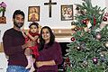 Der Weihnachtsbaum ist schon geschmückt: Preethi und ihr Ehemann Joseph Lawrence blicken zusammen mit ihrer Tochter Olivia dem Weihnachtsfest entgegen.