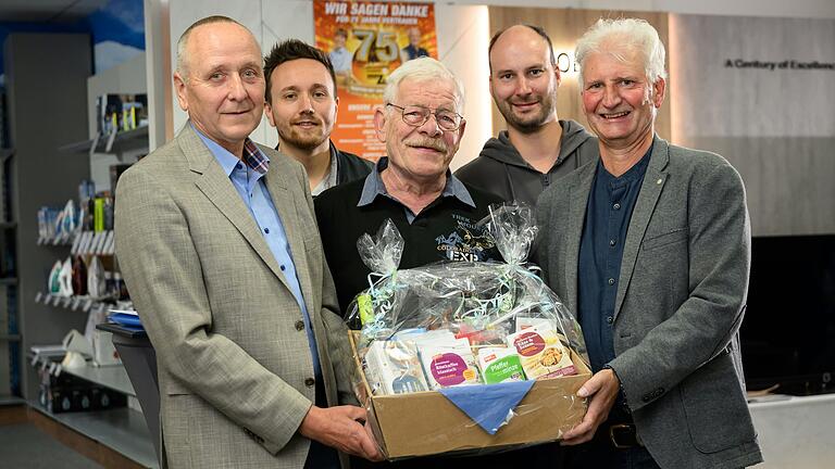 Die beiden Chefs des Elektrogeschäfts Zink, Thomas (links) und Hubert Zink (rechts), und die Juniorchefs Martin (Zweiter von links) und Julius (Zweiter von rechts) gratulieren Mitarbeiter Wolfgang Müller zum Dienstjubiläum. Das Familienunternehmen existiert seit 75 Jahren.&nbsp;