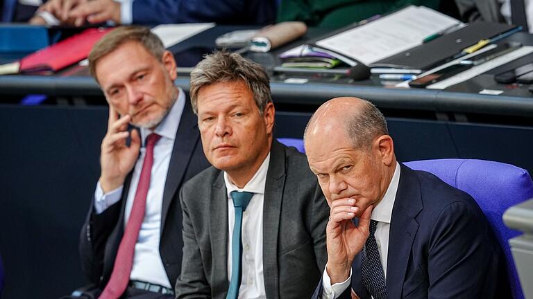 Lindner, Habeck und Scholz - Was sagen Wirtschaftsminister (M.) und Kanzler (re.) dazu? Finanzminister und FDP-Chef Lindner legt ein neues Grundsatzpapier zur Wirtschaftspolitik vor. (Archivfoto) Lindner, Habeck und Scholz - Was sagen Wirtschaftsminister (M.) und Kanzler (re.) dazu? Finanzminister und FDP-Chef Lindner legt ein neues Grundsatzpapier zur Wirtschaftspolitik vor. (Archivfoto)