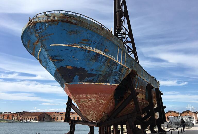 Einfach nur ein Wrack? Christoph Büchels 'Barca Nostra' im Ausstellungsort Arsenale der Biennale in Venedig ist das wohl umstrittenste Kunstwerk der diesjährigen Kunstausstellung.
