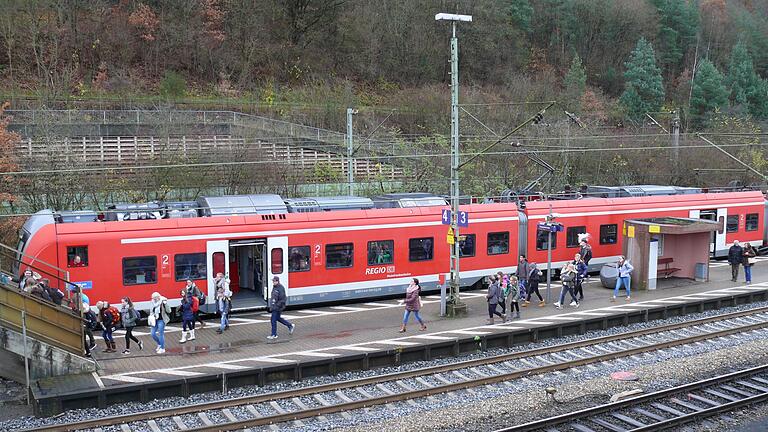 Durch umfangreiche Erneuerungsmaßnahmen auf der Bahnstrecke Flieden-Gemünden wird diese 2024 für ein Jahr komplett gesperrt und der Personenverkehr mit Bussen abgewickelt. Unser Archivbild zeigt einen modernen Nahverkehrstriebzug 'Alstom Coradia' mit Pendlern und Schülern im Bahnhof Burgsinn. Durch umfangreiche Erneuerungsmaßnahmen auf der Bahnstrecke Flieden-Gemünden wird diese 2024 für ein Jahr komplett gesperrt und der Personenverkehr mit Bussen abgewickelt. Unser Archivbild zeigt einen modernen Nahverkehrstriebzug 'Alstom Coradia' mit Pendlern und Schülern im Bahnhof Burgsinn.