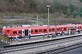 Durch umfangreiche Erneuerungsmaßnahmen auf der Bahnstrecke Flieden-Gemünden wird diese 2024 für ein Jahr komplett gesperrt und der Personenverkehr mit Bussen abgewickelt. Unser Archivbild zeigt einen modernen Nahverkehrstriebzug 'Alstom Coradia'  mit Pendlern und Schülern im Bahnhof Burgsinn.