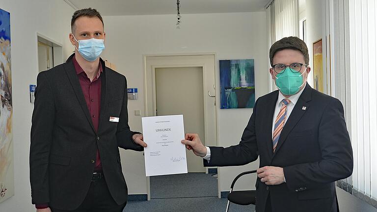 Landrat Christoph Schauder (rechts) überreichte dem neuen stellvertretenden Rechts- und Ordnungsamtsleiter Tom Uhl die Ernennungsurkunde zum Regierungsrat.