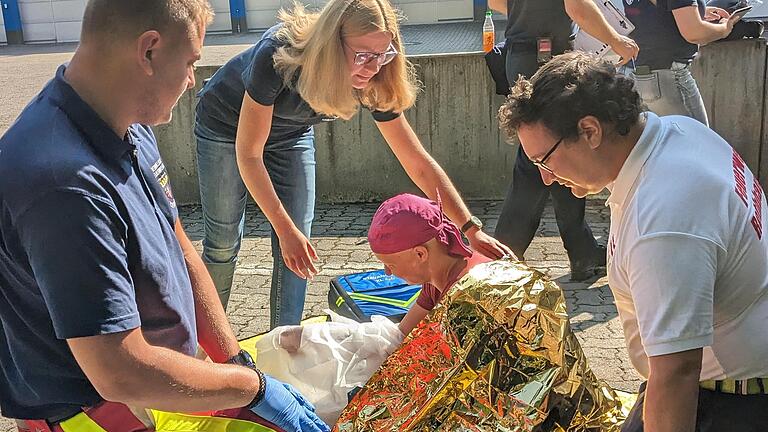 Lehrgangsleiterin Natascha Below (Mitte) überprüft die fachgerechte Versorgung einer Verbrühung am Arm des „Unfallopfers“.       -  Lehrgangsleiterin Natascha Below (Mitte) überprüft die fachgerechte Versorgung einer Verbrühung am Arm des „Unfallopfers“.