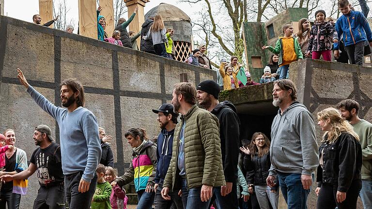 Der neue Jesus-Darsteller Tobias Garbe (Mitte) bei der Szene 'Einzug in Jerusalem'.