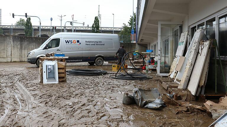 Das Wasser ist gegangen, geblieben ist eine dicke Schlammschicht: Die Bädergalerie WSG in Kitzingen hat das Hochwasser stark getroffen.