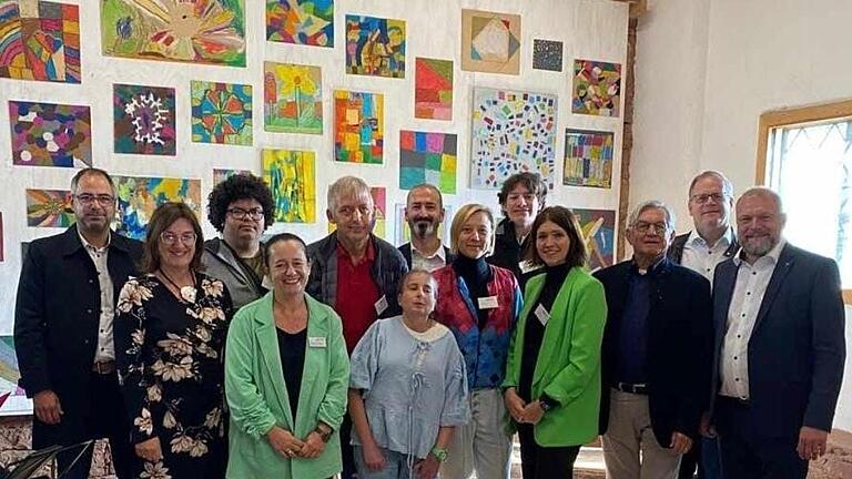 Ehrengäste bei der Vernissage von „Farbenfroh“ im Atelier Holzmühle mit Landrat Thomas Eberth (ganz rechts), Kuratorin Sara Förster (Sechste von rechts), Bezirksrätin Rosa Behon (Zweite von links), Geschäftsführer der MW Simon Haupt (ganz links) und Dieter Körber (Zweiter von rechts).