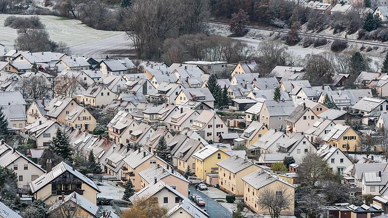 Schneefälle in Baden-Württemberg       -  So manches Dach könnte in den nächsten Tagen etwas weißer werden.