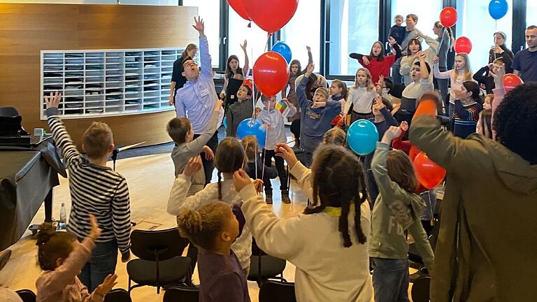 Beim 'Tag der offenen Dommusik' im vergangenen Jahr gestaltete Domkantor Julian Beutmiller einen offenen Chorworkshop.