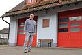 Wilhelm Weimer vor dem Feuerwehrgerätehaus Fellen, das er mitgebaut hat.