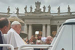 Noch am Ostersonntag ist Papst Franziskus, trotz geschwächtem Zustand, nach der Ostermesse mit seinem Papamobil über den Petersplatz gefahren, um den Gläubigen nah zu sein und Kindern den Segen zu erteilen.