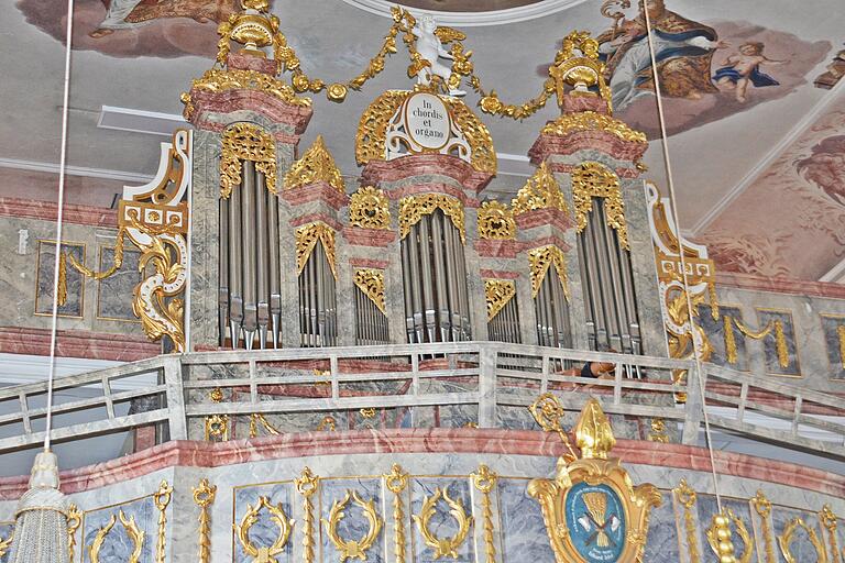 Die Barockorgel in der Wallfahrtskirche am Findelberg erstrahlt im neuen Glanz. Überraschung bei der Renovierung: Die Prospektpfeifen stammen aus dem Jahr 1891 und waren mit Silberbronze überstrichen, so dass sie nicht für Kriegszwecke 1917 eingeschmolzen wurden.