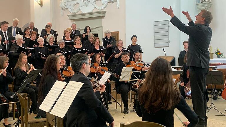 Dekanatskantor Martin Blaufelder dirigierte mit vollem Einsatz die Paul-Eber-Kantorei bei ihrem ersten Konzert nach der langen Corona-Pause in der Evangelischen Stadtkirche Kitzingen.