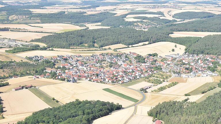 Aus der Vogelperspektive verschwinden die starken Höhenunterschiede, die das gesuchte Dorf tatsächlich aufweist. Ein Alleinstellungsmerkmal unterscheidet die Gemeinde von den restlichen Orten in Rhön-Grabfeld.