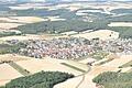 Aus der Vogelperspektive verschwinden die starken Höhenunterschiede, die das gesuchte Dorf tatsächlich aufweist. Ein Alleinstellungsmerkmal unterscheidet die Gemeinde von den restlichen Orten in Rhön-Grabfeld.