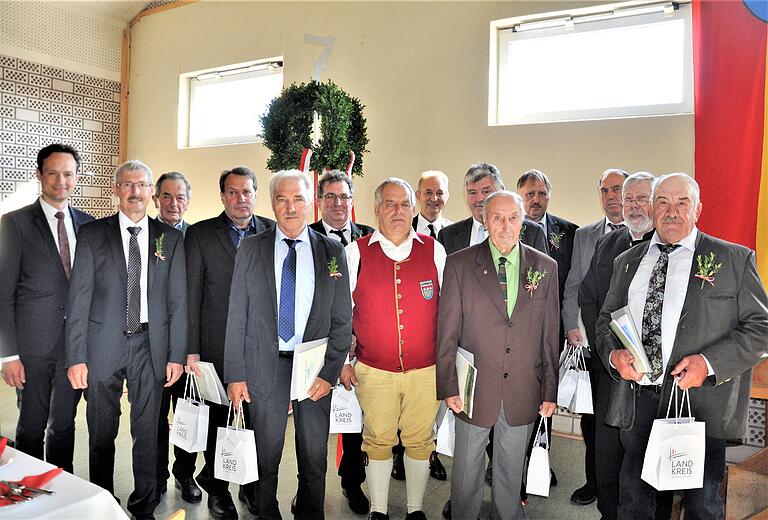 Das Bild zeigt die Geehrten für 25 Jahre als Siebener zusammen mit Landrat Florian Töpper (von links),&nbsp; dem Leiter des Vermessungsamts Schweinfurt, Gerhard Hartmann, und Bürgermeister Horst Herbert (Achter von links).