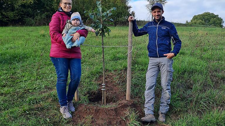 Martina Schmitt und Oliver Müller aus Lußberg haben sich über den Apfelbaum für Sohn Linus gefreut und auf der eigenen Wiese in der Lußberger Flur gepflanzt.