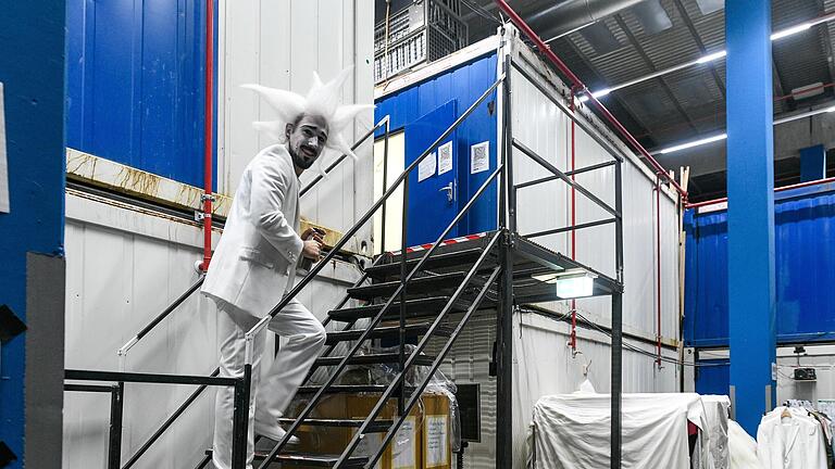 Ihor Tsarkov auf dem Weg in seine Garderobe - der Backstage-Bereich der Blauen Halle ist ein Labyrinth aus Containergebäuden und Verschlägen. Ihor Tsarkov auf dem Weg in seine Garderobe - der Backstage-Bereich der Blauen Halle ist ein Labyrinth aus Containergebäuden und Verschlägen.