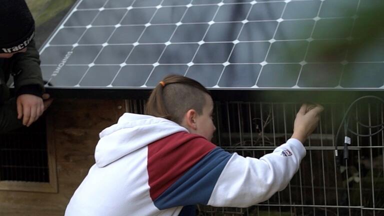 Ein Schüler aus der Schweinfurter 'FutureLab'- Pilotklasse testet, wie man Hühnerhaltung und Solaranlagen kombinieren kann.