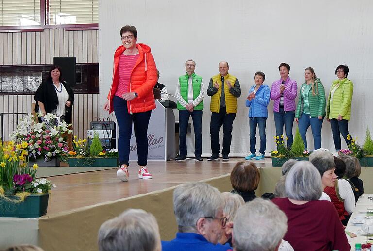 Steppjacken in allen Farben und Formen präsentierten (von links) Moderatorin Petra Keidel sowie auf dem Laufsteg Jutta Löber, Karl Barthel, Alfons Baumann, Martina Wild, Susanne Gersitz, Katharina Beck und Margarete Barthel.