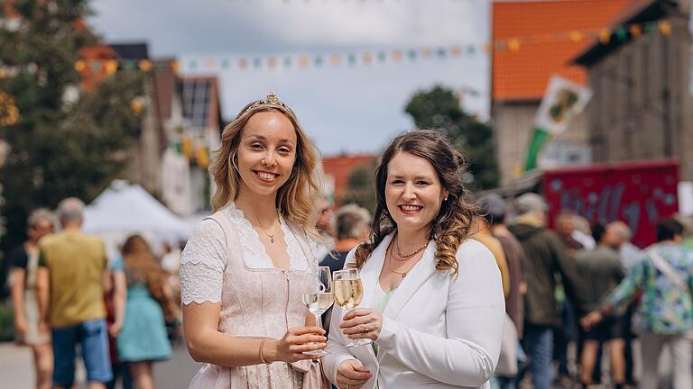 Weinprinzessin Marina I. und Bürgermeisterin Nicole Weissenseel freuen sich schon auf die Weinmomente in Dingolshausen.