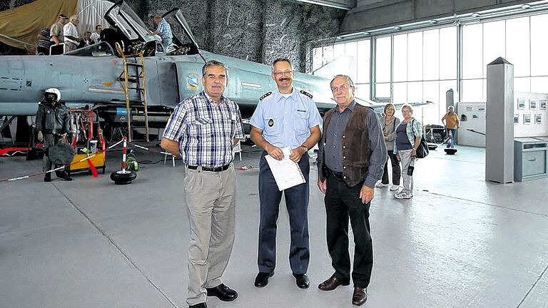 Hauptmann Ulrich Mocka begleitete die Besucher aus Rhön-Grabfeld durch die von ihm geleitete Militärhistorische Sammlung des Jagdgeschwaders 74. Er wird hier flankiert vom stellvertretenden Landesvorsitzenden des ASP, Ulrich Bucher (links), und von Gerd Höhn, dem Vorsitzenden der KFG. Hauptmann Ulrich Mocka begleitete die Besucher aus Rhön-Grabfeld durch die von ihm geleitete Militärhistorische Sammlung des Jagdgeschwaders 74. Er wird hier flankiert vom stellvertretenden Landesvorsitzenden des ASP, Ulrich Bucher (links), und von Gerd Höhn, dem Vorsitzenden der KFG.