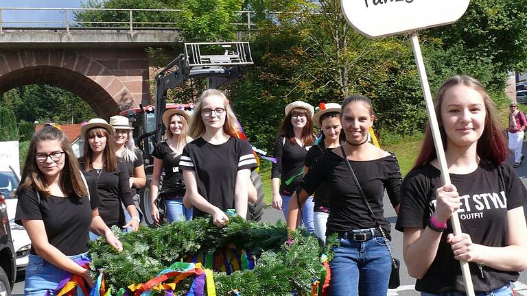 Die Mädchen der SVO-Tanzgarde trugen im Festzug den bunt geschmückten Kirb-Kranz.