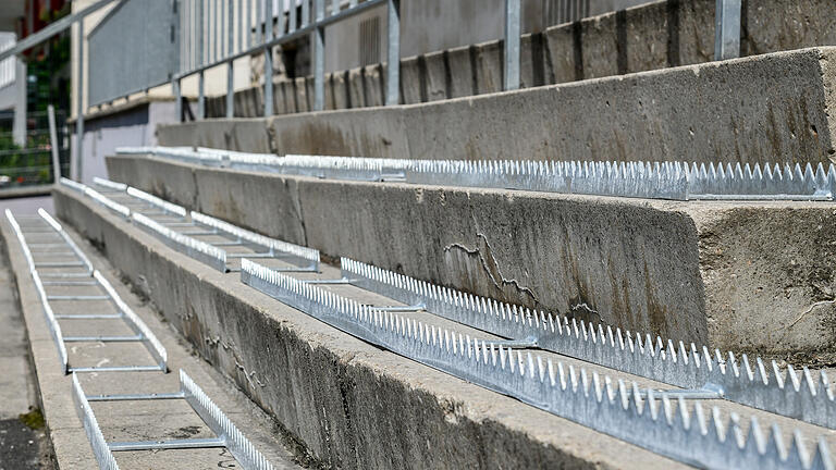 Kommentar: Warum Metallstacheln falsch sind       -  Spitze Zacken auf Stufen und Mauern.