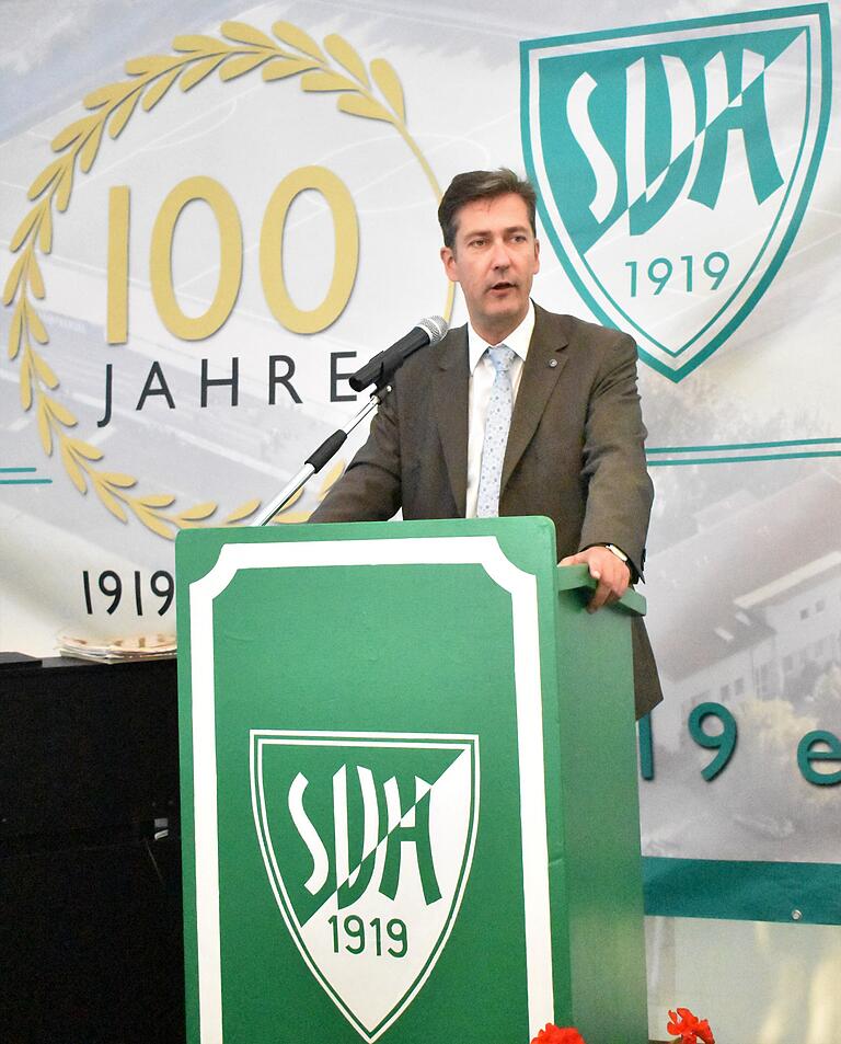 In seiner Laudatio würdigte Oberbürgermeister Christian Schuchardt den SV Heidingsfeld als einen zu den ältesten Traditionsvereinen von Würzburg gehörenden Verein, der seine  soziale und gesellschaftliche Verantwortung im Stadtteil Heidingsfeld und Würzburg wahrnimmt.