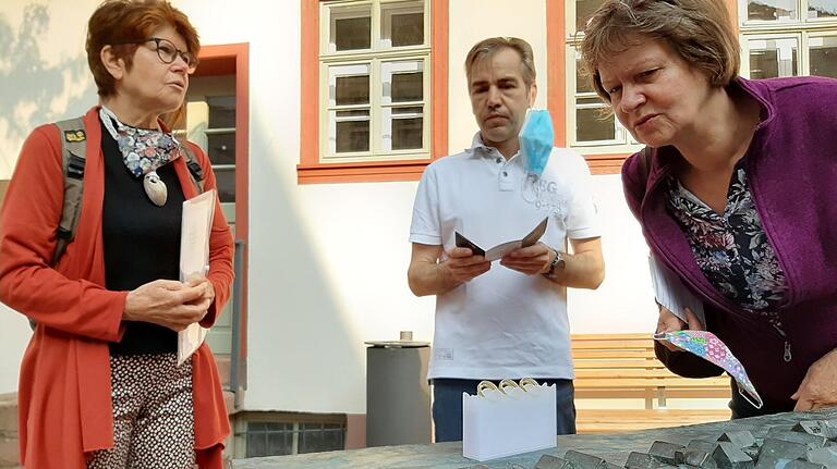 Ulrike Steigerwald vom Weltladen (links) und Tobias Bernstein (B2 Trendgalerie) zeigen einer Teilnehmerin des Stadtrundgangs "Fair ist mehr!" die Kollektion an Goldringen, die aus fair gehandeltem Material besteht. Der Preis für die Schmuckstücke liegt etwa zehn Prozent über dem für herkömmliche Ringe. Ulrike Steigerwald vom Weltladen (links) und Tobias Bernstein (B2 Trendgalerie) zeigen einer Teilnehmerin des Stadtrundgangs "Fair ist mehr!" die Kollektion an Goldringen, die aus fair gehandeltem Material besteht. Der Preis für die Schmuckstücke liegt etwa zehn Prozent über dem für herkömmliche Ringe.