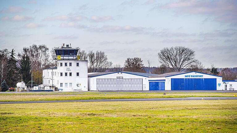 Der Haßfurter Flugplatz mit seinem Tower.