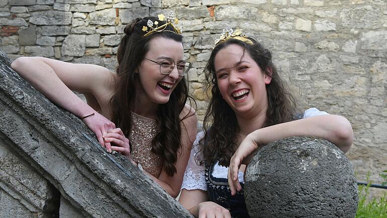 Ihr Lachen steckt an: Die Fränkische Weinkönigin Lisa Lehritter (links) krönte Rosanna Trigilia als ihre Nachfolgerin im Amt der Frickenhäuser Weinprinzessin.&nbsp;