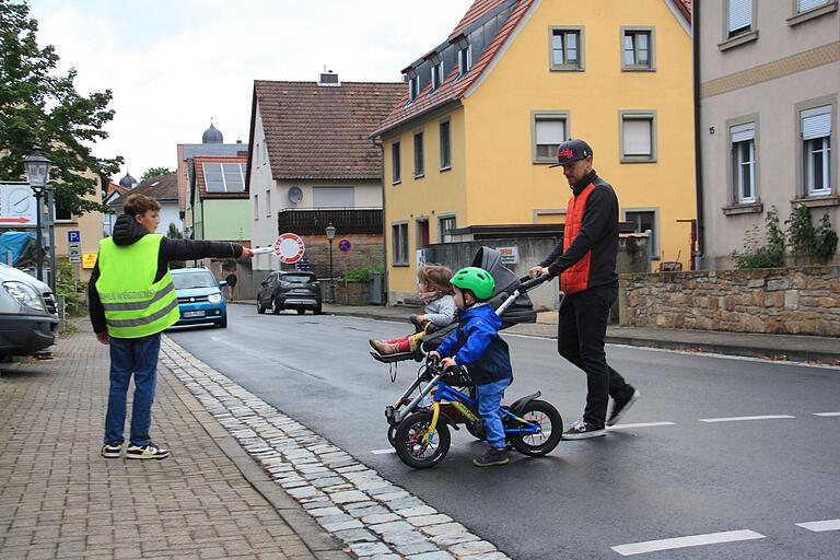 Schülerlotsen sorgen in der Schallfelder Straße für ein sicheres Überqueren der Straße. Schülerlotsen sorgen in der Schallfelder Straße für ein sicheres Überqueren der Straße.