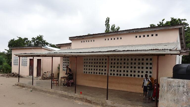 2015 wurden in Kibulu ein Kindergarten und ein Klassenzimmer gebaut, die in erstaunlich gutem Zustand sind. - 2015 wurden in Kibulu ein Kindergarten und ein Klassenzimmer gebaut, die in erstaunlich gutem Zustand sind. 2015 wurden in Kibulu ein Kindergarten und ein Klassenzimmer gebaut, die in erstaunlich gutem Zustand sind. - 2015 wurden in Kibulu ein Kindergarten und ein Klassenzimmer gebaut, die in erstaunlich gutem Zustand sind.