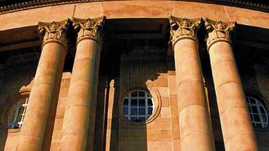 Bad Kissingen (im Bild der Regentenbau) muss künftig 7000 Euro zahlen.