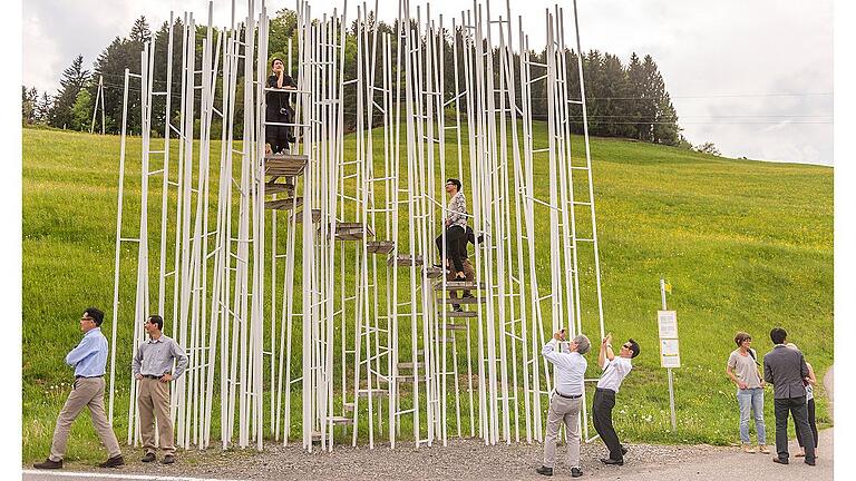 Das ist eine Haltestelle? Das ist eine Haltestellen. Im architektonisch mutigen Vorarlberg, bewundert von einer Gruppe Touristen aus Fernost. Dieter Leistner Das ist eine Haltestelle? Das ist eine Haltestellen. Im architektonisch mutigen Vorarlberg, bewundert von einer Gruppe Touristen aus Fernost. Dieter Leistner