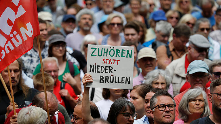 'Ausge-Trumpt!'-Demo  in München.jpeg       -  Teilnehmer der 'Ausge-Trumpt!'-Demo kürzlich am Münchner Odeonsplatz. Unter anderem die SPD hatte nach umstrittenen Äußerungen insbesondere von Bayerns Wirtschaftsminister Hubert Aiwanger (Freie Wähler) zu der Veranstaltung aufgerufen und 'Zusammenhalt und Zukunft statt Rückschritt und Rechtsruck' gefordert.