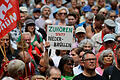 'Ausge-Trumpt!'-Demo  in München.jpeg       -  Teilnehmer der 'Ausge-Trumpt!'-Demo kürzlich am Münchner Odeonsplatz. Unter anderem die SPD hatte nach umstrittenen Äußerungen insbesondere von Bayerns Wirtschaftsminister Hubert Aiwanger (Freie Wähler) zu der Veranstaltung aufgerufen und 'Zusammenhalt und Zukunft statt Rückschritt und Rechtsruck' gefordert.