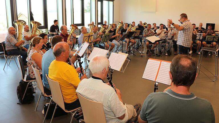 Probe mit Profi Holger Mück: Das Jubiläumsorchester Marktheidenfeld beim Feinschliff für das große Benefizkonzert zum Stadt-Jubiläum an diesem Samstag.&nbsp;