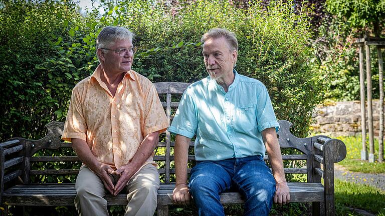 Klaus Spyra (links) und Hermann Ammon im Sommer 2024 in Willmars. Sie berichten von schweren körperlichen und sexuellen Missbrauch in den 1960/70er Jahren im Kinderheim in Willmars.