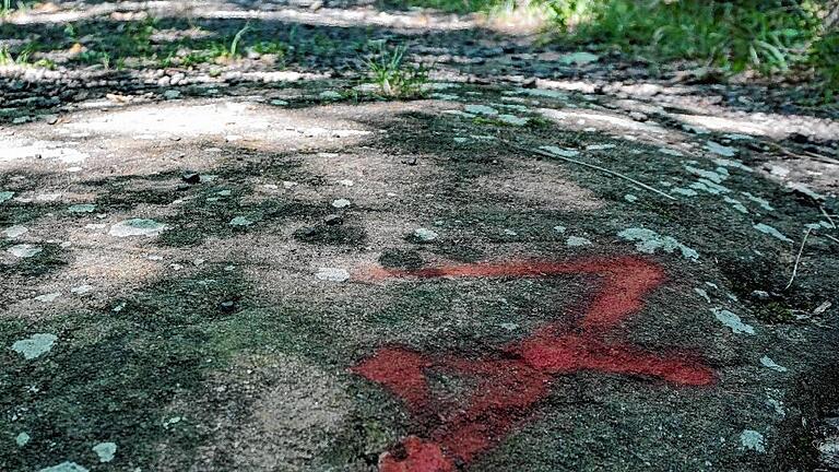 Viele Felsen, verschiedene Kräfte: Der Stein mit der Nummer sieben soll gut für die &bdquo;Gelenkschmiere&ldquo; sein.